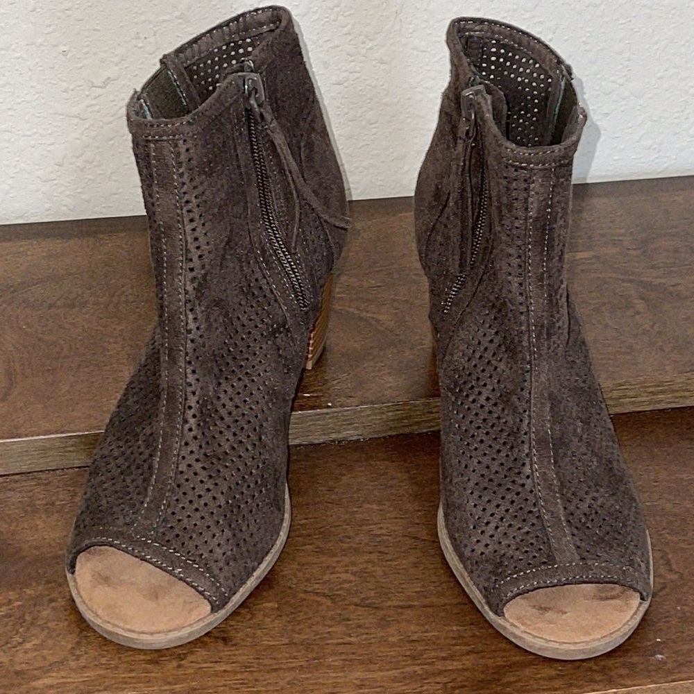 Steve Madden New York brown perforated peep toe boots Sz. 7